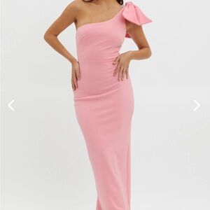 Selfie Leslie “Tiffany One-Shoulder Bow Maxi Dress in Pink”